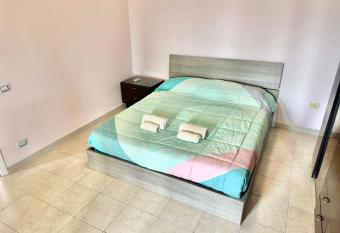 La casetta indipendente con parcheggio interno has Balcony rooms