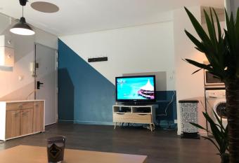 Appartement proche Versailles et sites olympiques has rooms with a private hot tub