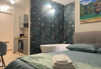 centro storico fronte lago allows 18 year olds to book a room