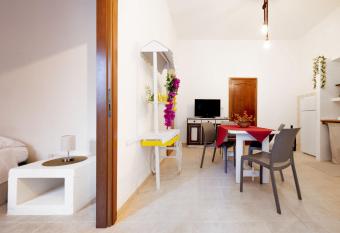 Borgo Borgia - Casa del Vinattiere has Balcony rooms