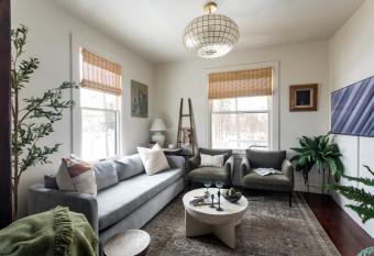 1920's Charm, Walk 2 Warren, & Hot Tub - The Spring House has rooms with a private hot tub