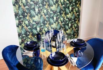 Stylish 2 bed & 2 bath City Centre Apartment with FREE PARKING has Balcony rooms