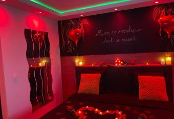 SPICY LOVE ROOM-jacuzzi sous un sublime ciel   toil  s -Entre NICE et CANNES allows 18 year olds to book a room