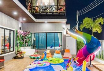 Sabaidee Pool Villa Cha-am has rooms with a private hot tub