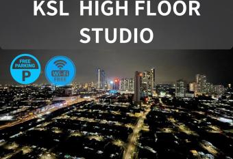 KSL Cozy (30) Bathtub Super High Floor City View has rooms with a private hot tub