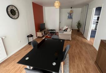 Appartement confortable - Proche du stade de France has Balcony rooms