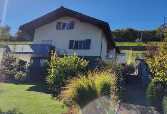 Jasmins Airbnb has Balcony rooms