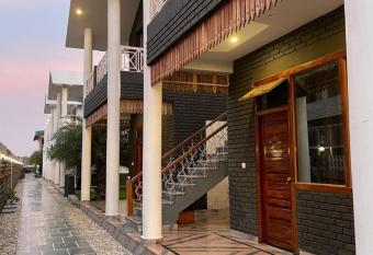 The Farmerian Resort has rooms with a private hot tub