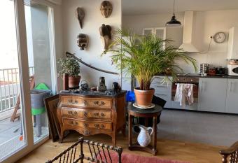 Appartement lumineux, calme et sans vis    vis has Balcony rooms