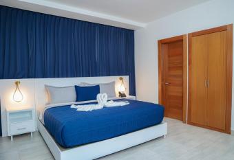 JOMYS HOTEL en Hig  ey allows 18 year olds to book a room