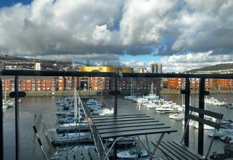 Coastline APT Nearby the Beach has Balcony rooms