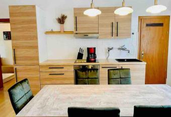 Zentrale Wohnung, Komplette Ausgestattet-Neue M  bel allows 18 year olds to book a room