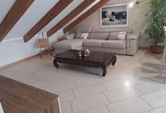 Casa Poli has rooms with a private hot tub