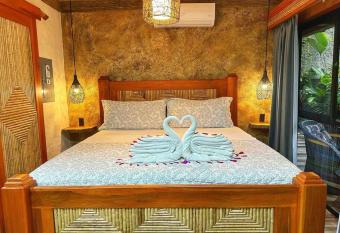 #11 Stylish Rustic Studio & Outdoor JACUZZI has rooms with a private hot tub