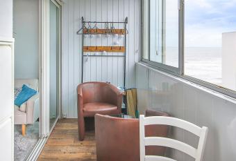 Appartement vue mer 50m de la plage has Balcony rooms