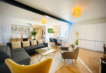 ici a 7 min de Graslin en bus has rooms with a private hot tub