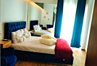 Deluxe Apartment allows 18 year olds to book a room