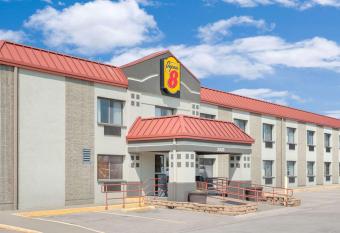 Super 8 by Wyndham Marshalltown has Smoking rooms