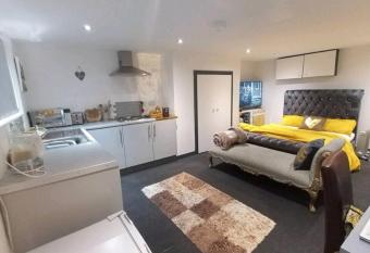 Affordable Luxury Place near The City Center - Free Parking, Free WIFI has Balcony rooms