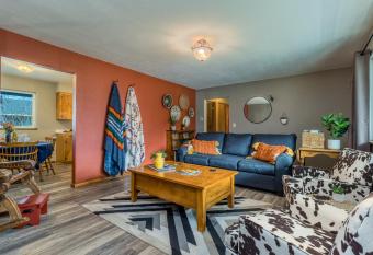 Pendleton House - Complimentary Wine Tasting has Balcony rooms