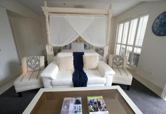 Akaroa Village Inn allows 18 year olds to book a room