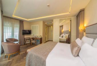 Hotel Morione & Spa Center has rooms with a private hot tub