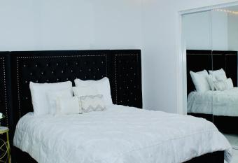 Luxury Studio only 5 miles to IAH has Balcony rooms
