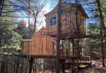 Little Birds Treehouse has Balcony rooms