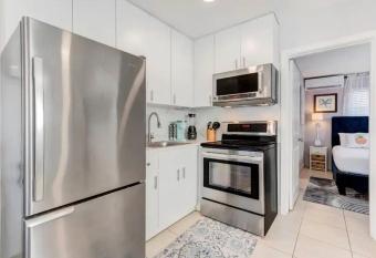 Jolie near the beach! Family Friendly! allows 18 year olds to book a room