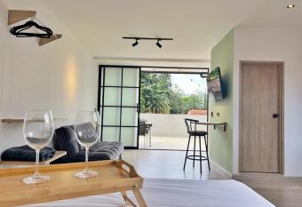 Loft con Magn  fica Terraza Ubicaci  n C  ntrica allows 18 year olds to book a room