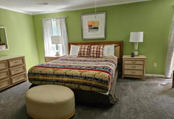 6BR in Suburban area close to Freeway and Galeria allows 18 year olds to book a room