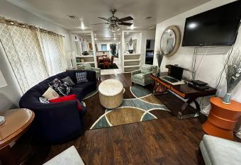 Large Single Level Near Zoo, Beale St with Hot tub allows 18 year olds to book a room