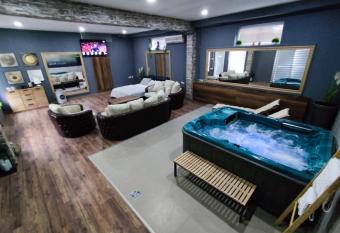 Plaza La - Night and Spa has rooms with a private hot tub