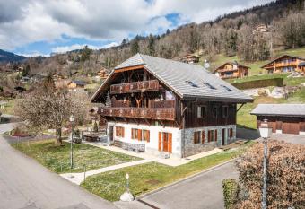Le Torrent des Lys has Balcony rooms