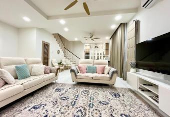 Serene Homestay Semenyih - Endlot House 4BR for 9 pax has Balcony rooms