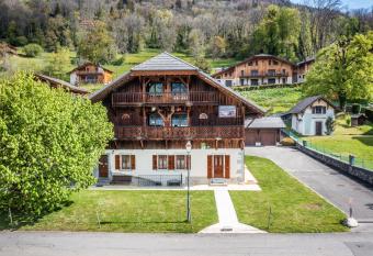 Le Criou has Balcony rooms