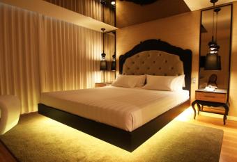 Silk Motel allows 18 year olds to book a room