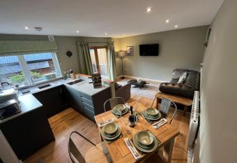 The Poplars - Cosy Modern Flat with Great Networking allows 18 year olds to book a room