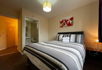 Crownford Guesthouse - Close to Hanley centre and University allows 18 year olds to book a room