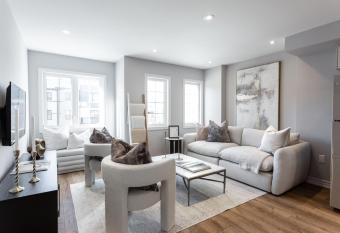 Mapleview Haven: Modern 2 Bedroom Townhouse in Barrie allows 18 year olds to book a room