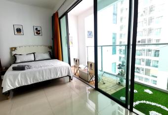 Best House In Town City 5-Bedrooms Up to 10Pax Big Balcony has Balcony rooms