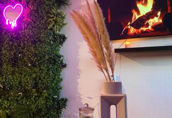 Appartement cosy jacuzzi has rooms with a private hot tub