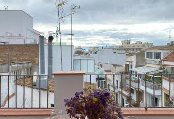   tico con terraza! Ideal para vivir Sitges todo el a  o. allows 18 year olds to book a room