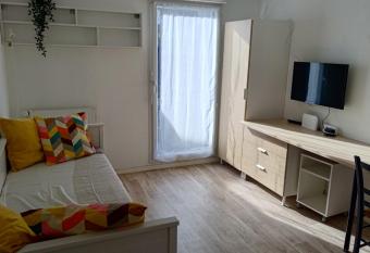 Studio avec grande terrasse gare Sud has Balcony rooms