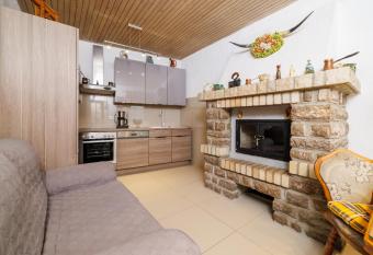 Holiday house with private jacuzzi has rooms with a private hot tub