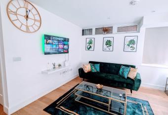 x2 suites x2 bedroom with free parking & wifi has Balcony rooms