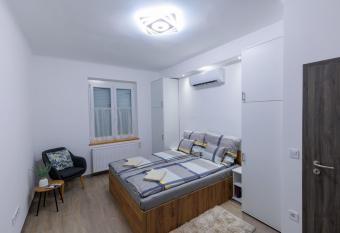Gy  ngy Apartman allows 18 year olds to book a room