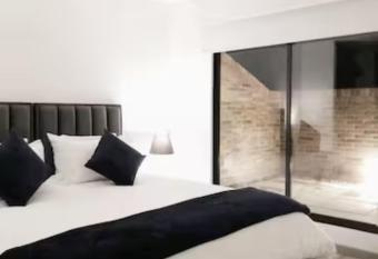 APARTAMENTO CON ESPECTACULAR TERRAZA allows 18 year olds to book a room