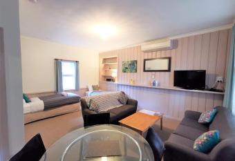 Elm Lodge Bright has rooms with a private hot tub