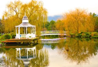 Lakeside Cottage Luxury B&B has rooms with a private hot tub